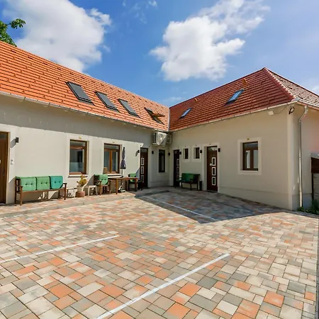 Monbuhim Four Appartamento Veszprém